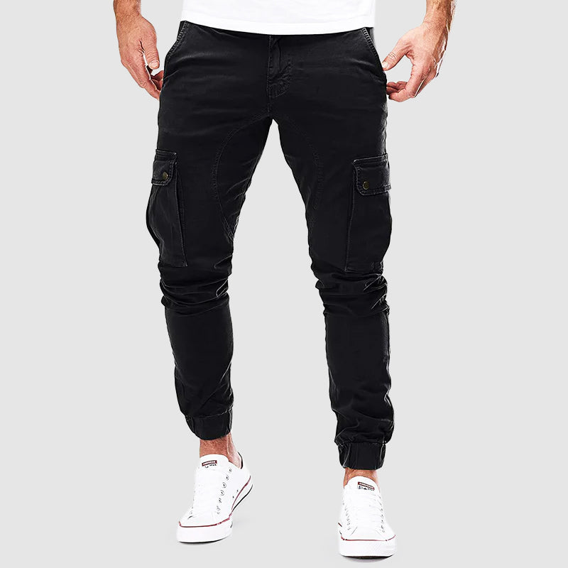 Pantaloni cargo uomo neri, tasche laterali, vestibilità slim, stile casual, tessuto resistente, perfetti per moda urbana e tempo libero.