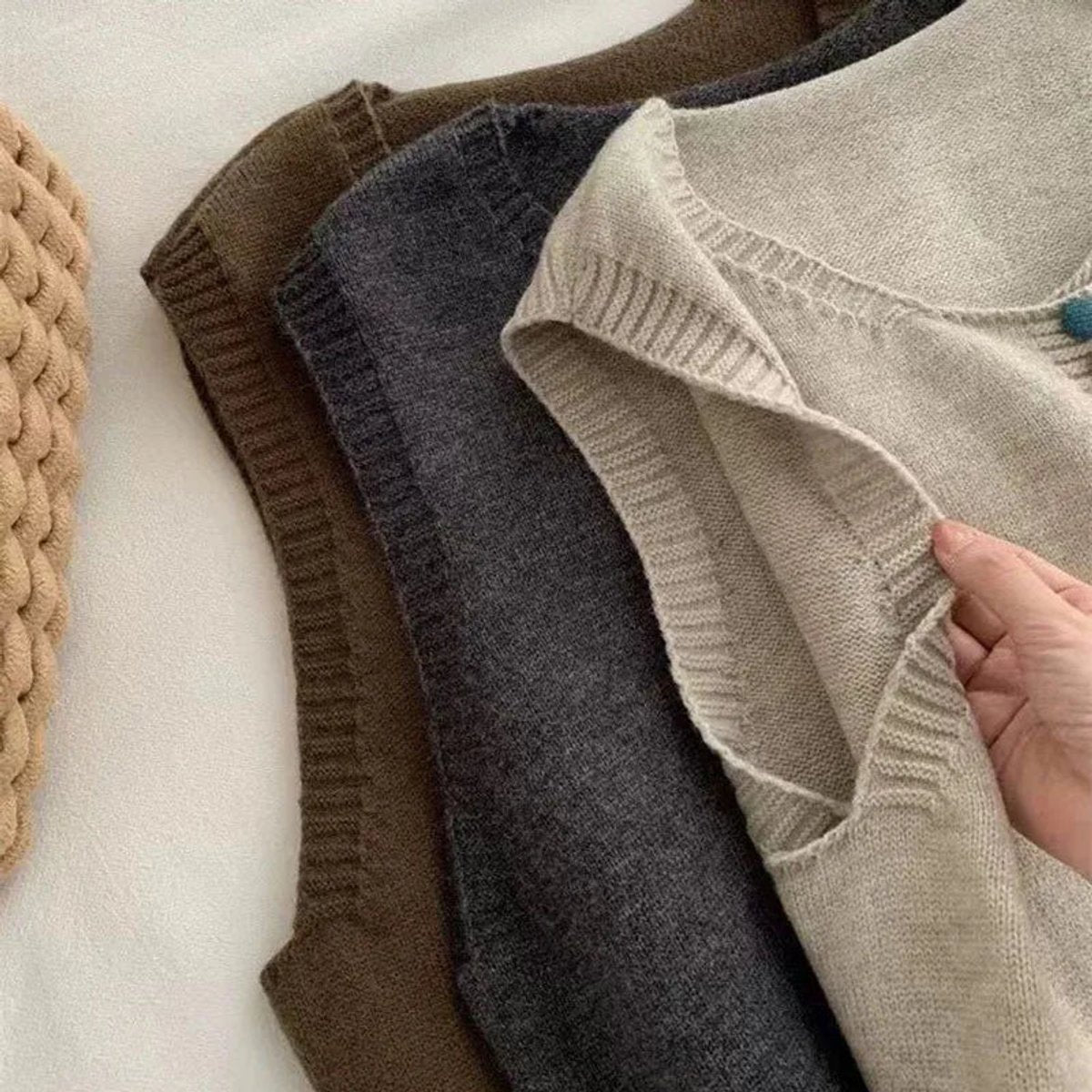 Gilet Donna Lavorato a Maglia Senza Maniche con Bottoni Colorati Versatile 7