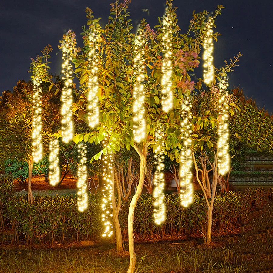 GlowCascade – Luci a LED sospese per decorare giardini e patii 1