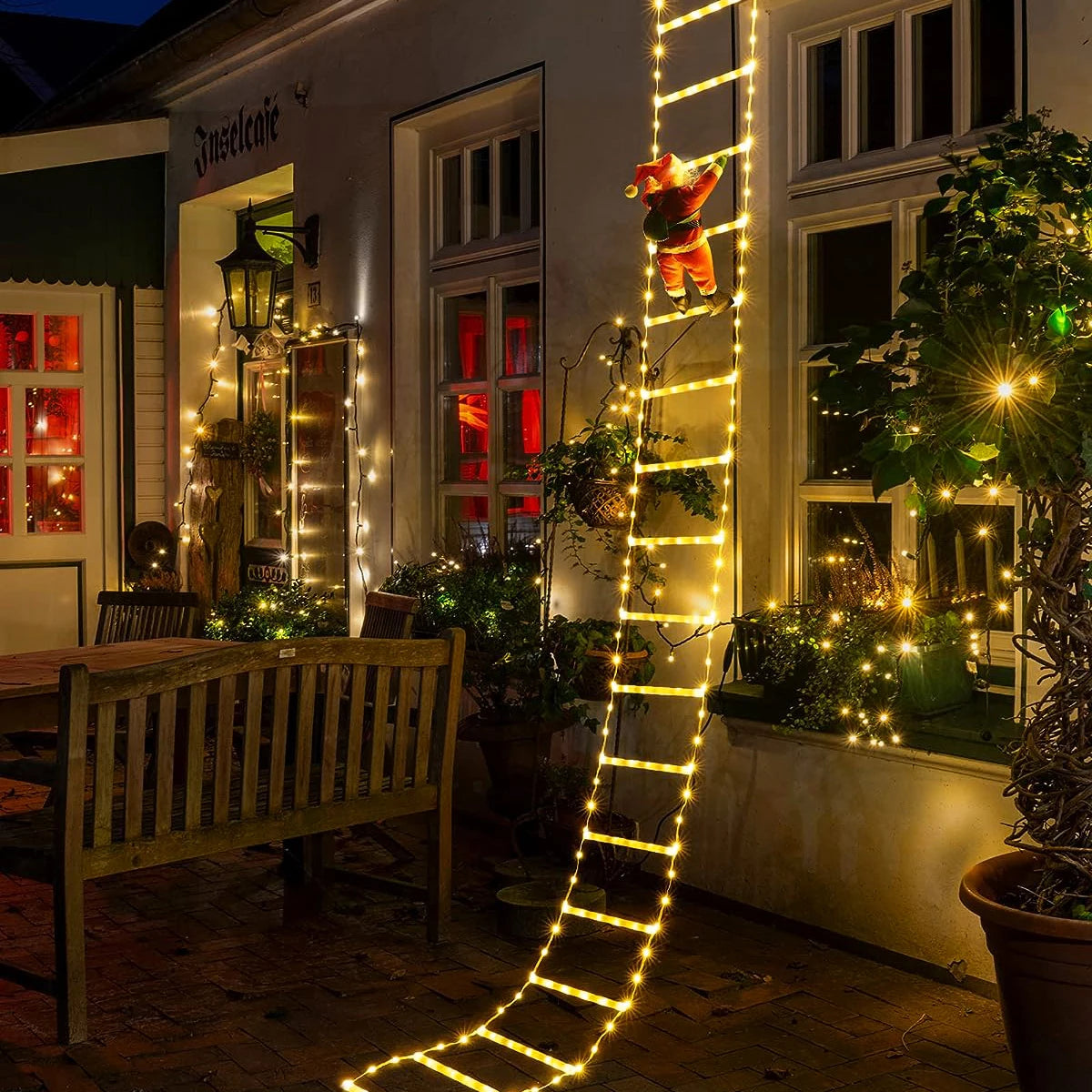 Golden Climb | Elegante illuminazione a LED per l'esposizione festiva di Babbo Natale 1