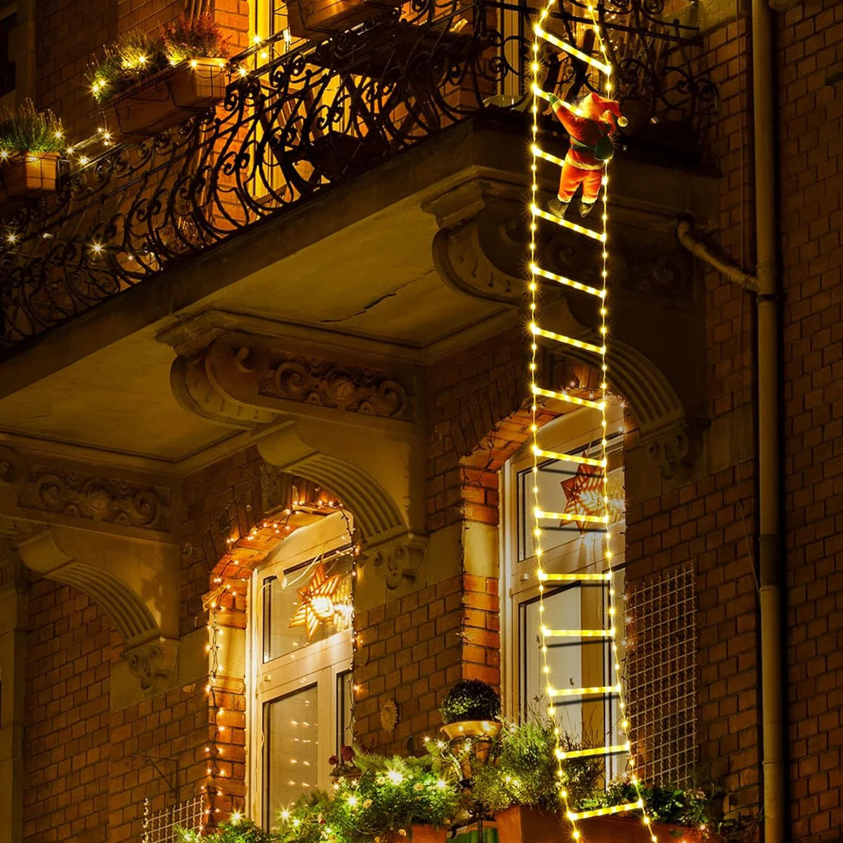 Golden Climb | Elegante illuminazione a LED per l'esposizione festiva di Babbo Natale 3