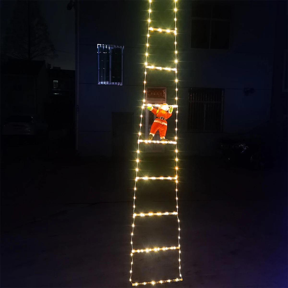 Golden Climb | Elegante illuminazione a LED per l'esposizione festiva di Babbo Natale 5