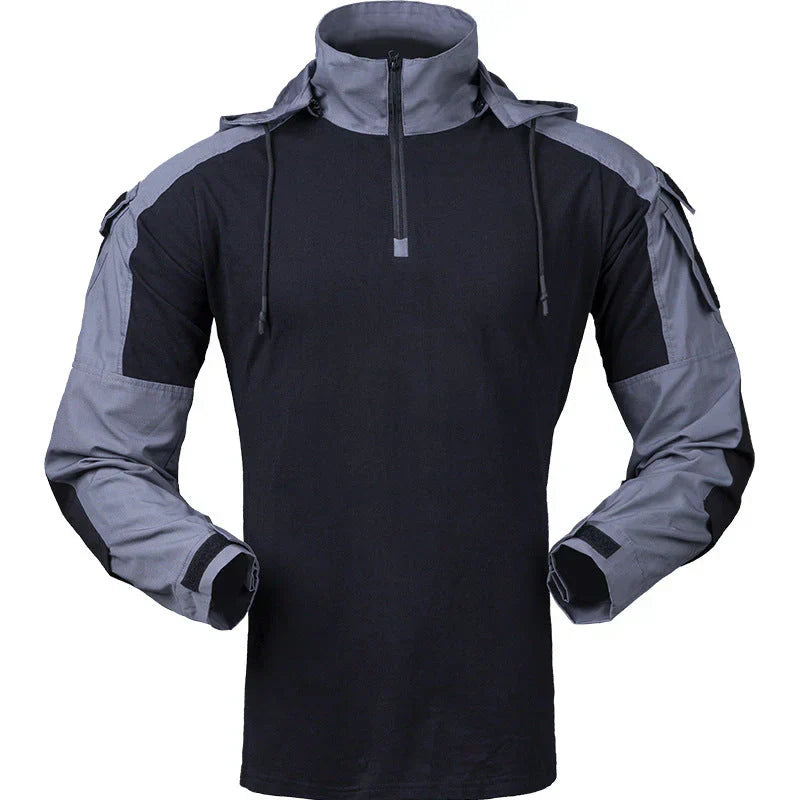 Maglia tattica nera e grigia con zip, maniche lunghe rinforzate, colletto alto e tasche sulle spalle. Abbigliamento militare outdoor.