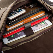Zaino aperto con tablet, smartphone e quaderni colorati all'interno. Accessori tecnologici e scolastici organizzati. Perfetto per studenti e professionisti.