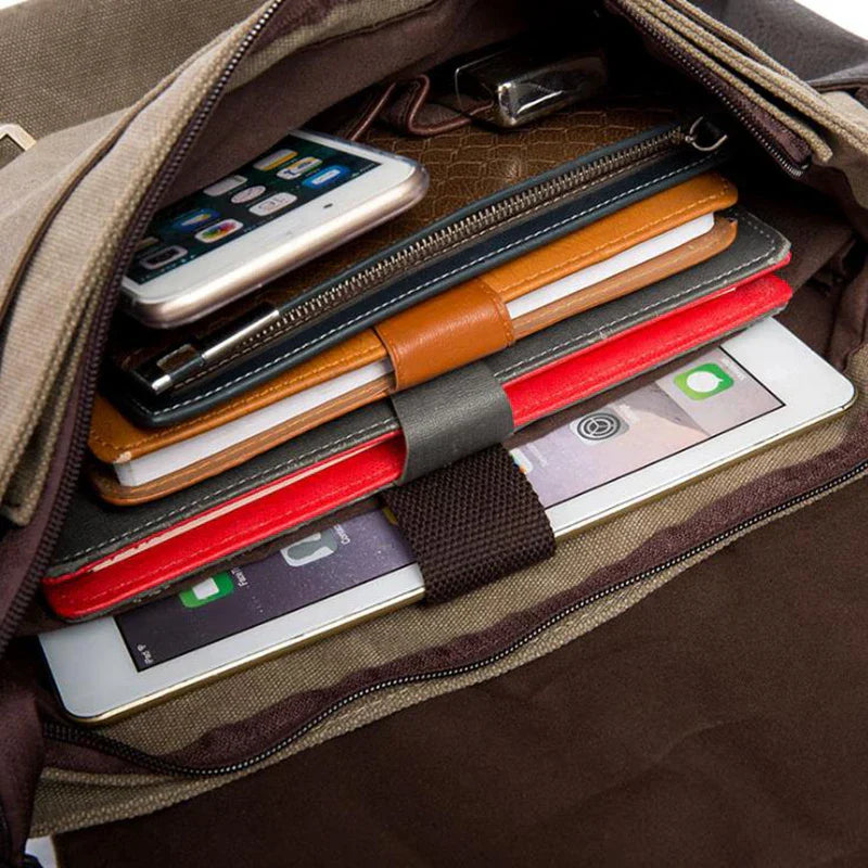 Zaino aperto con tablet, smartphone e quaderni colorati all'interno. Accessori tecnologici e scolastici organizzati. Perfetto per studenti e professionisti.