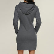 Vestito felpa donna grigio con cappuccio, maniche lunghe, design casual, ideale per autunno e inverno. Abbigliamento moda femminile comodo.