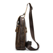 Borsa a tracolla in pelle marrone con texture coccodrillo, design elegante e moderno, ideale per uomo, perfetta per lavoro e viaggi.