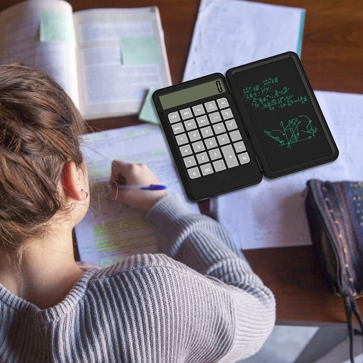Donna studia con calcolatrice scientifica e taccuino digitale su scrivania. Strumenti per matematica, appunti, studio efficace.