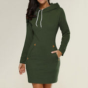 Vestito felpa donna verde con cappuccio, tasche laterali e dettagli marroni. Abbigliamento casual autunnale, moda femminile comoda e trendy.