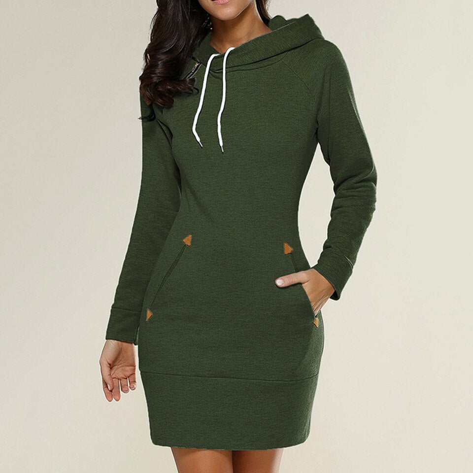 Vestito felpa donna verde con cappuccio, tasche laterali e dettagli marroni. Abbigliamento casual autunnale, moda femminile comoda e trendy.