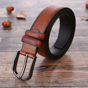 Cintura in pelle marrone con fibbia in metallo su sfondo in legno, accessorio moda uomo elegante, alta qualità, stile classico.