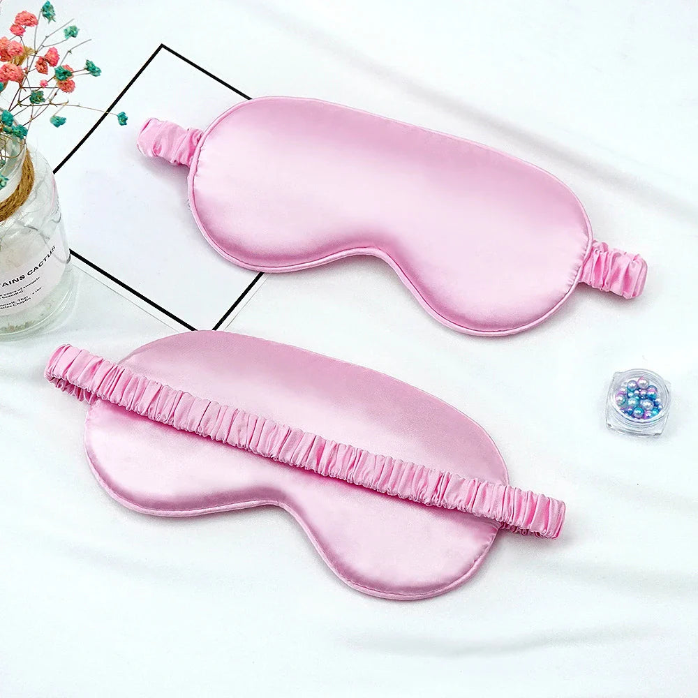 Mascherina per dormire in seta rosa, elegante e morbida, ideale per un sonno riposante. Accessorio notte, comfort, relax.
