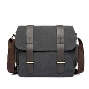 Borsa a tracolla in tela grigia con dettagli in pelle marrone, design elegante e funzionale, ideale per uomo e donna, perfetta per uso quotidiano.