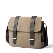 Borsa a tracolla in pelle scamosciata marrone chiaro con chiusure a fibbia nere, design elegante e spazioso, ideale per lavoro e viaggi.