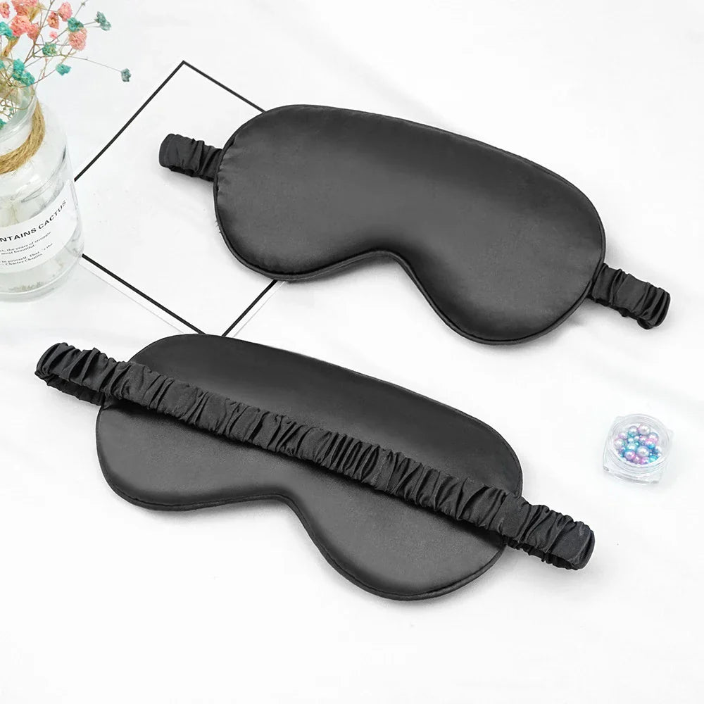 Maschera per dormire in seta nera, design ergonomico, elastico regolabile, ideale per relax e viaggio. Accessorio per il sonno confortevole.