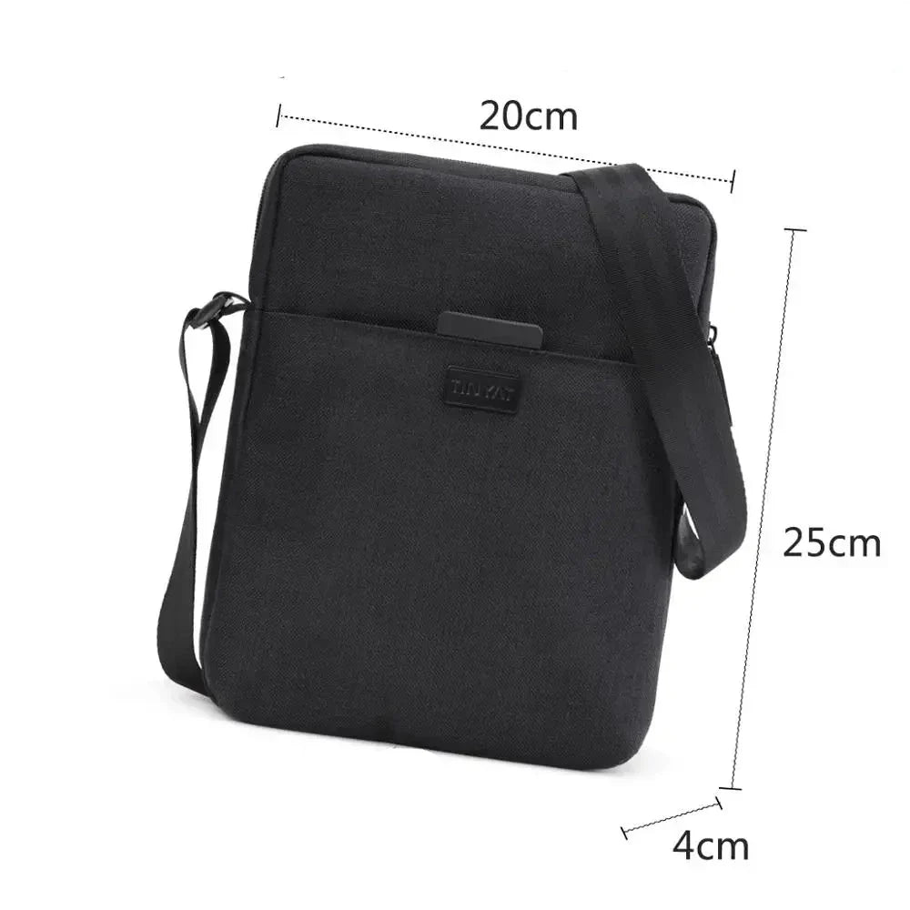Borsa a tracolla nera in tessuto, dimensioni 20x25x4 cm, con tasca frontale e cinghia regolabile. Ideale per tablet e accessori.