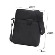 Borsa a tracolla nera in tessuto, dimensioni 20x25x4 cm, con tasca frontale e cinghia regolabile. Ideale per tablet e accessori.