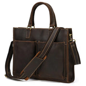 Borsa ventiquattrore in pelle marrone con tracolla regolabile, doppio manico e tasche frontali. Elegante e funzionale per lavoro e viaggio.