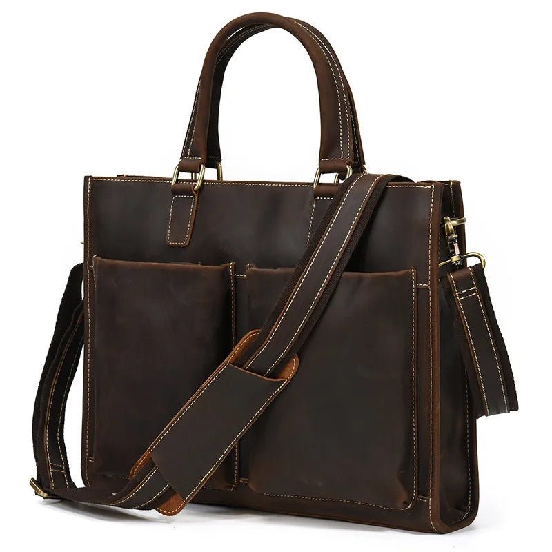 Borsa ventiquattrore in pelle marrone con tracolla regolabile, doppio manico e tasche frontali. Elegante e funzionale per lavoro e viaggio.
