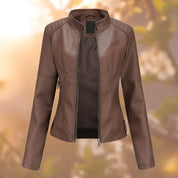 Giacca in pelle marrone da donna, stile motociclista, con zip frontale e colletto rialzato. Elegante e versatile per look autunnali e invernali.