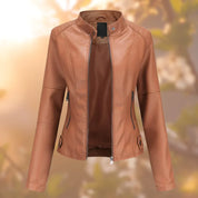 Giacca in pelle marrone da donna, stile motociclista, con zip frontale e tasche laterali. Elegante e versatile per look casual e urbani.