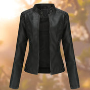 Giacca in pelle nera da donna, stile motociclista, con zip frontale e colletto alla coreana. Elegante e versatile per look casual e urbani.