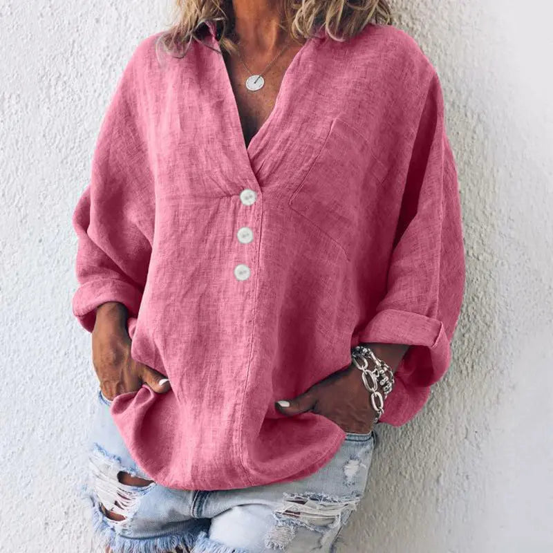Camicia donna in lino rosa con bottoni bianchi, maniche lunghe arrotolate, abbinata a jeans strappati. Stile casual, moda estiva.