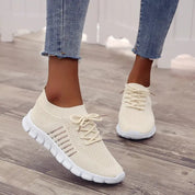 Scarpe da ginnastica beige da donna, design traspirante in maglia, suola bianca antiscivolo, ideali per sport e tempo libero.