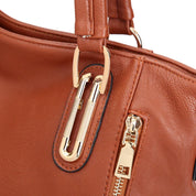 Borsa in pelle marrone con dettagli in metallo dorato, chiusura a zip, manici robusti. Accessorio moda elegante e versatile per donna.
