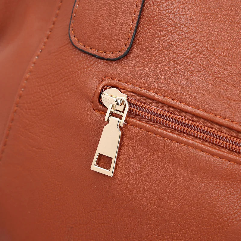 Borsa in pelle marrone con cerniera dorata, dettaglio elegante e moderno. Accessorio moda donna, alta qualità, stile casual chic.
