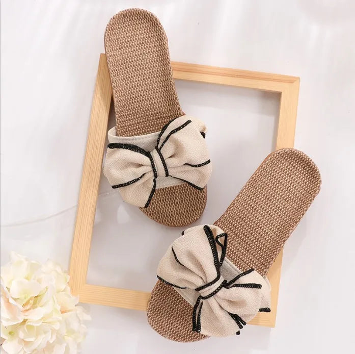 Sandali estivi da donna in paglia con fiocco beige, design elegante e casual, perfetti per la spiaggia o l'uso quotidiano.