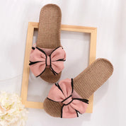 Sandali estivi da donna in paglia con fiocco rosa, design elegante e casual, perfetti per la spiaggia o passeggiate estive.