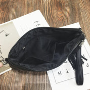 Borsa a tracolla nera in pelle sintetica con cerniera aperta, vista interna. Design elegante, ideale per moda donna e accessori casual.