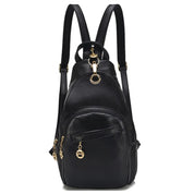 Zaino in pelle nera elegante con dettagli dorati, tasche multiple e chiusura a zip. Perfetto per moda donna, accessori di tendenza.