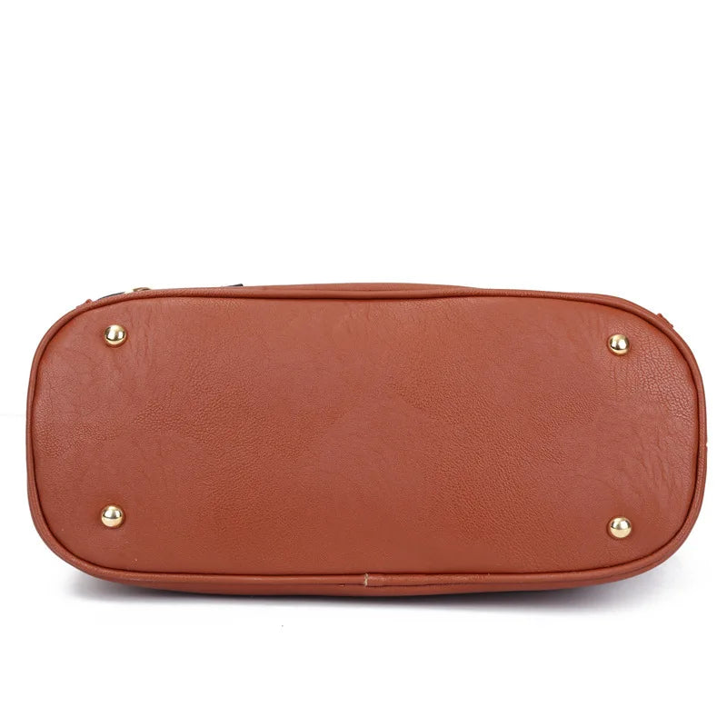 Borsa a tracolla in pelle marrone con base piatta e piedini metallici dorati, design elegante e resistente, accessorio moda donna.