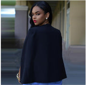 Donna elegante con giacca nera, capelli lunghi e orecchini dorati, guarda indietro. Moda femminile, stile sofisticato, abbigliamento chic.