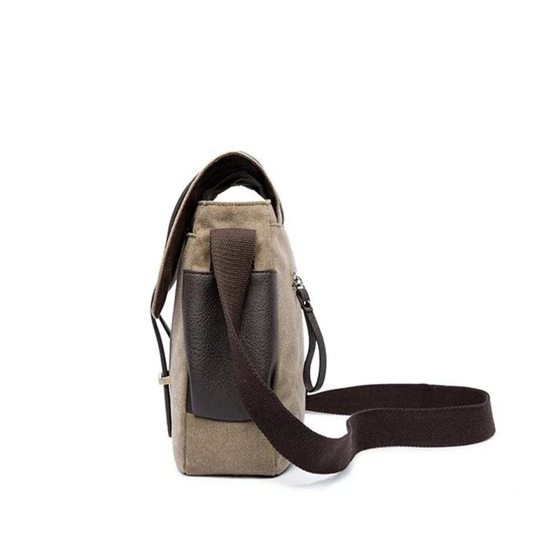Borsa a tracolla in tela marrone con tasca in pelle nera, design verticale, ideale per uomo, stile casual, perfetta per uso quotidiano.