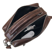 Borsa a tracolla in pelle marrone con cerniere aperte, scomparti multipli e accessori interni. Elegante e pratica per uso quotidiano.