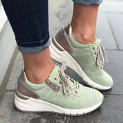 Scarpe da ginnastica donna verde menta, suola bianca, dettagli metallici, lacci beige, indossate con jeans. Sneakers moda casual comode.