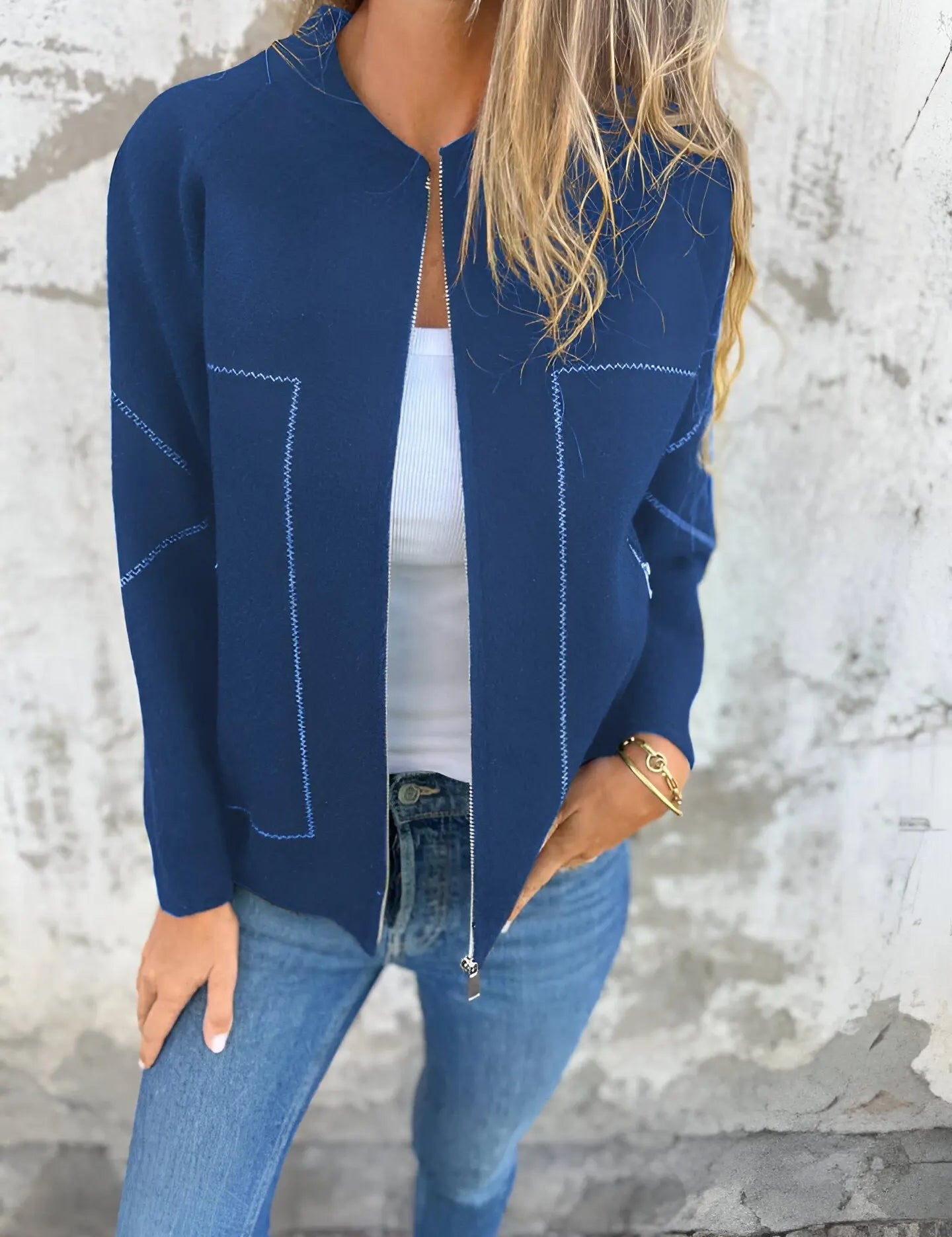 Giacca blu donna, zip frontale, indossata con top bianco e jeans. Moda casual, abbigliamento femminile, stile autunnale.