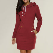 Vestito felpa donna rosso con cappuccio, tasche laterali e lacci bianchi. Abbigliamento casual autunnale, moda femminile comoda ed elegante.