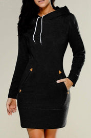 Vestito felpa donna nero con cappuccio, tasche frontali e lacci bianchi. Abbigliamento casual autunnale, moda femminile comoda ed elegante.