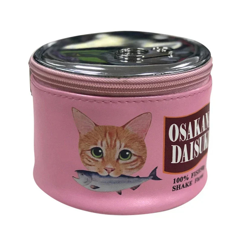 Barattolo rosa di cibo per gatti Osakana Daisuki, con immagine di gatto e pesce, cibo al 100% di pesce, confezione rotonda con coperchio argentato.
