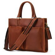 Borsa ventiquattrore in pelle marrone con tracolla regolabile, doppie tasche frontali, manici robusti. Elegante e funzionale per lavoro e viaggio.