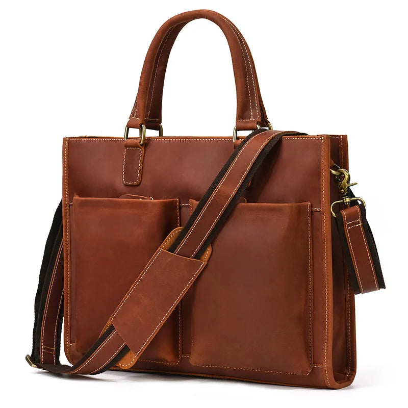 Borsa ventiquattrore in pelle marrone con tracolla regolabile, doppie tasche frontali, manici robusti. Elegante e funzionale per lavoro e viaggio.