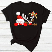 Maglietta nera natalizia con stampa di Babbo Natale e renna, cappello rosso e fiocco. Design festivo per abbigliamento natalizio casual.