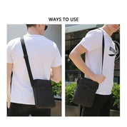 Uomo con borsa a tracolla nera, indossata in due modi diversi. Borsa compatta, ideale per uso quotidiano e viaggi. Design moderno e funzionale.