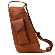 Zaino monospalla in pelle marrone, design elegante e funzionale, con tasca frontale con bottone. Ideale per viaggi e uso quotidiano.
