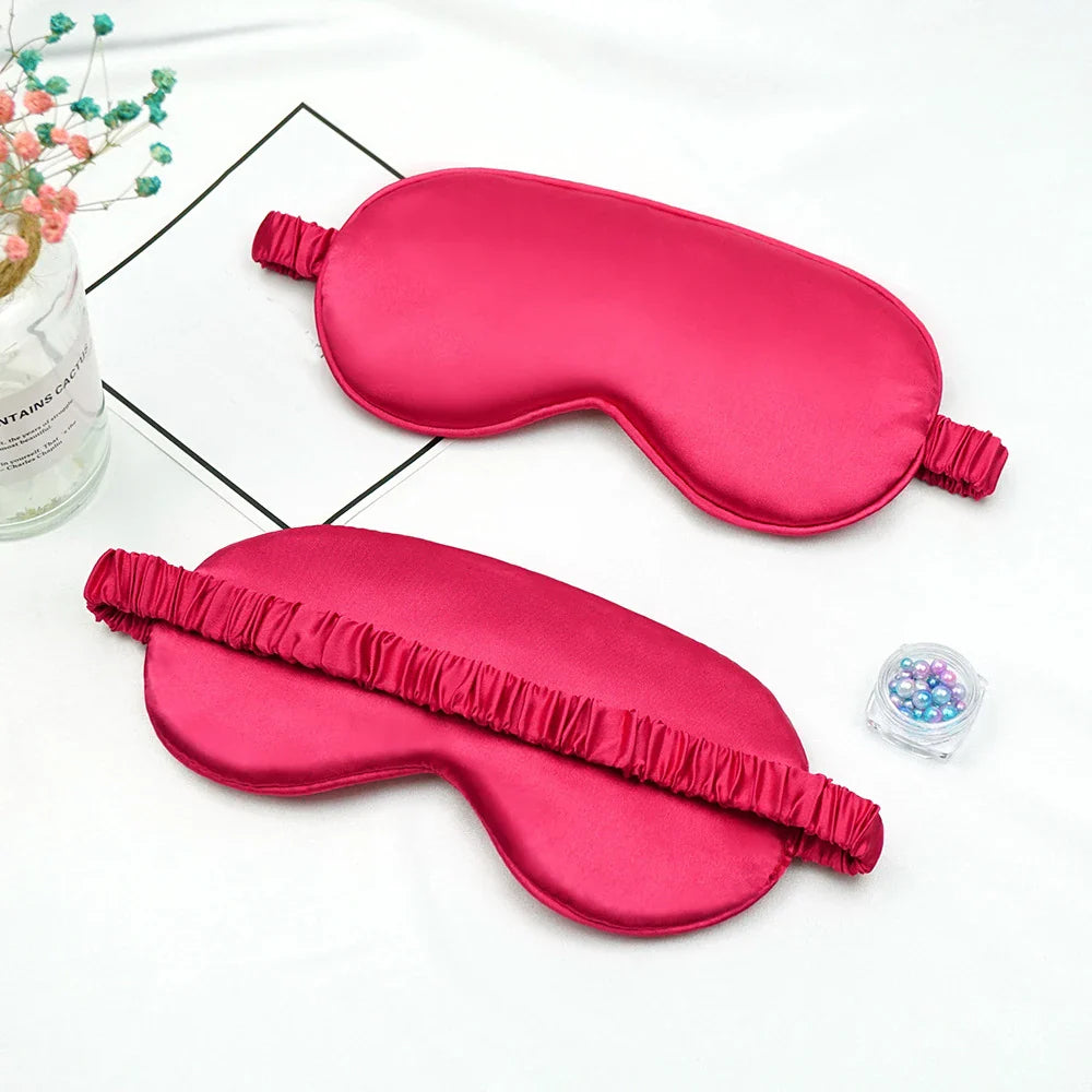 Mascherina per dormire in seta rosa, design elegante, elastico regolabile, ideale per relax e sonno profondo. Accessorio benessere e viaggio.
