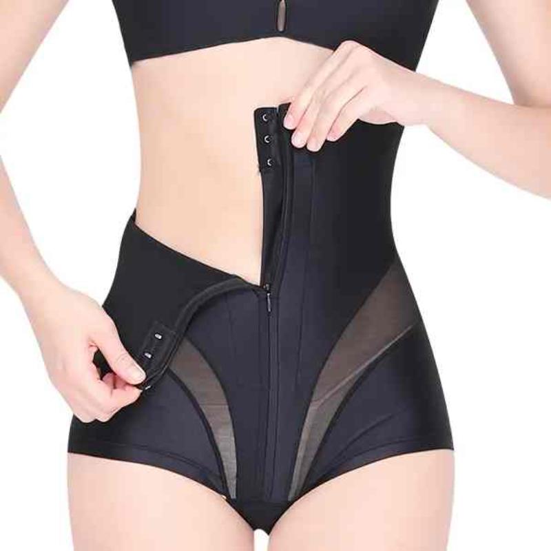 Donna indossa guaina modellante nera con zip e ganci, intimo snellente per addome e vita, lingerie contenitiva, abbigliamento modellante femminile.